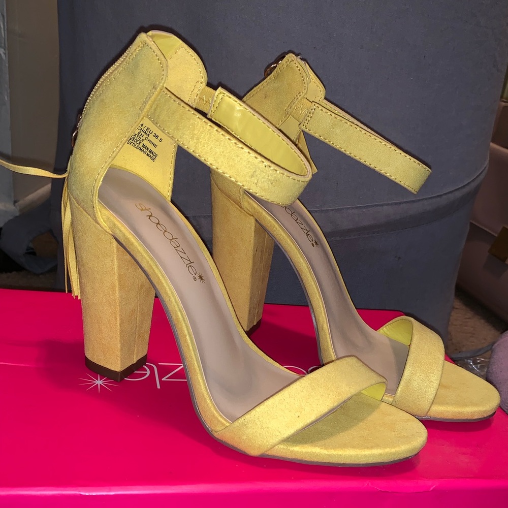 Yellow strap heels🌼